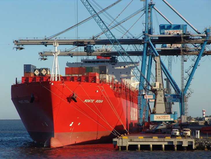 Cinco navios realizam operações no cais do Porto Novo