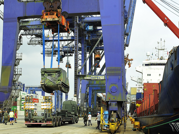 Porto de Paranaguá recebe 52 blindados importados pelo Exército