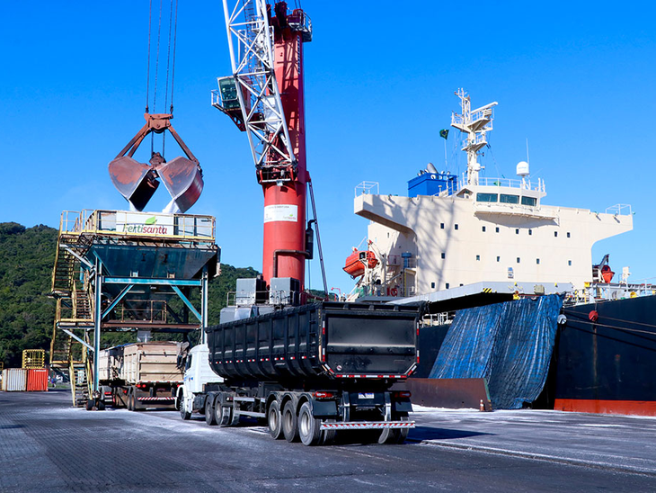 Porto de Imbituba recebe carga 69,3 mil toneladas de ureia, um recorde