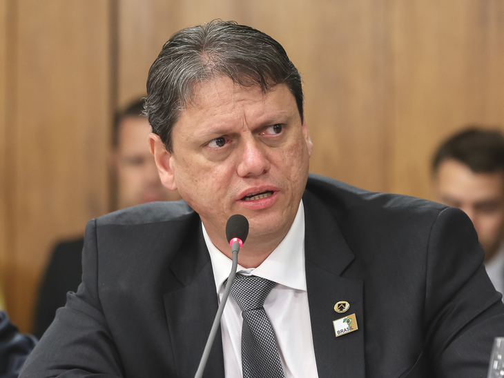 Governo quer conectar ferrovia Vitória a Minas ao porto do Açu, diz ministro  