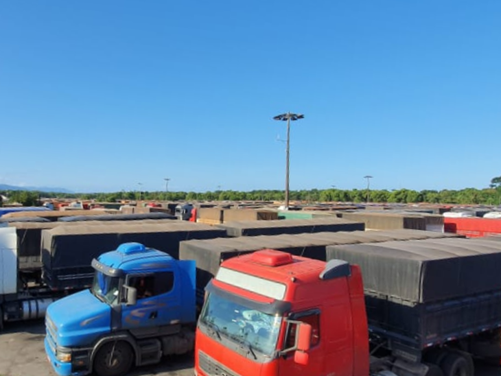 Com quase 2.500 caminhões, Porto de Paranaguá tem movimentação recorde nesta semana